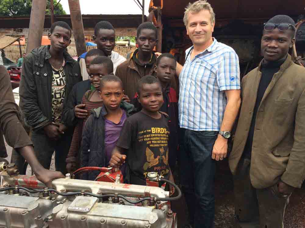 Formation en Guinée – apprentis et Michel Etienne